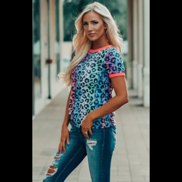 ‼️CLEARANCE PRICE FIRM‼️Multicolor Leopard T-shirt - Picture 4 of 7